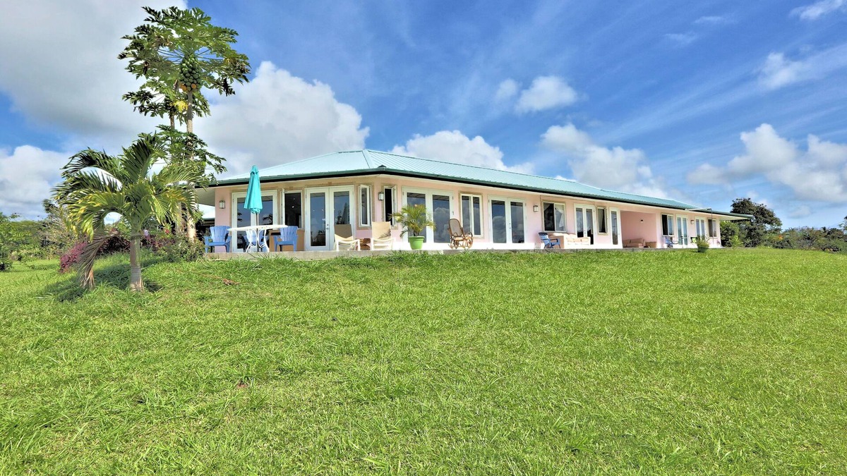 Papaikou House | Puumoi Pink House, 3 bedroom home with sunrise and ocean view.10 minutes to Hilo