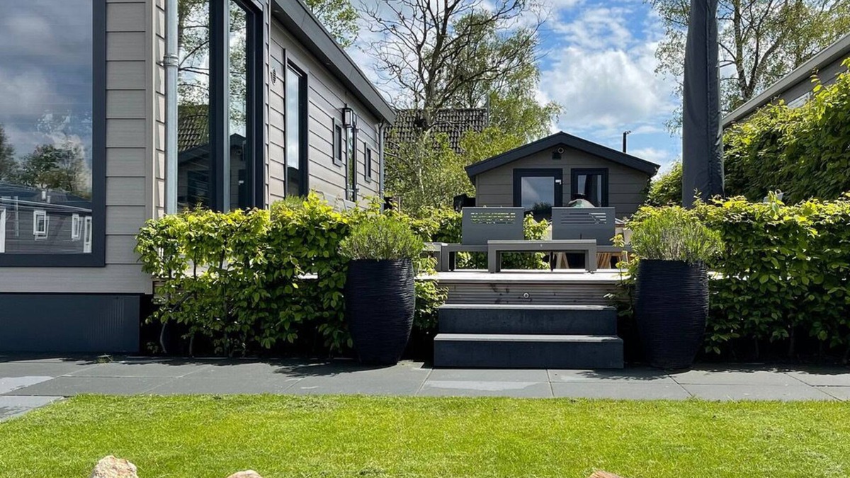 Eernewoude Ski Chalet | PUUR Eernewoude luxury cabin on open water in the Alde Feanen