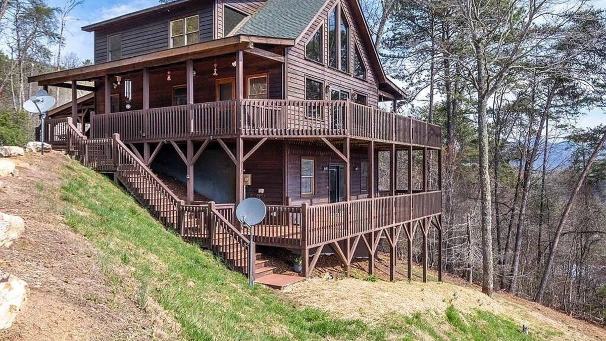 Murphy Cabin | Pvt Mountain log Cabin with Views, Hot tub, pet friendly, central location