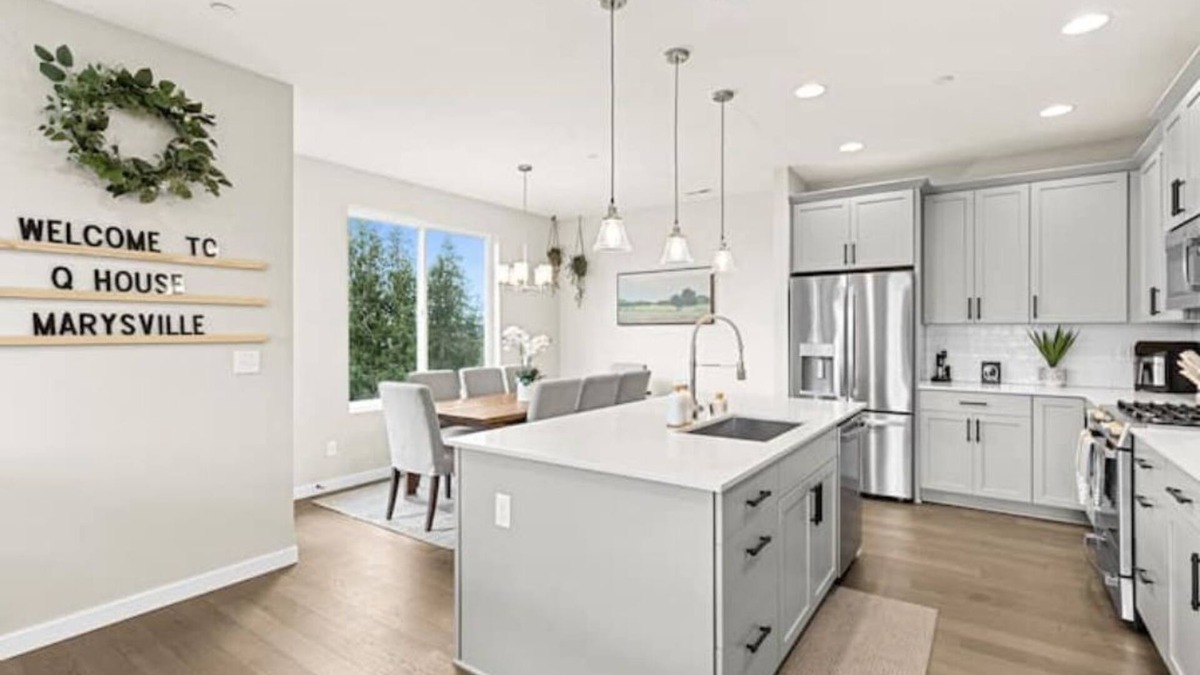Everett House | Q House in Marysville 4BR, 3.5Bath + AC Amazing Views, Kid & Pet Friendly