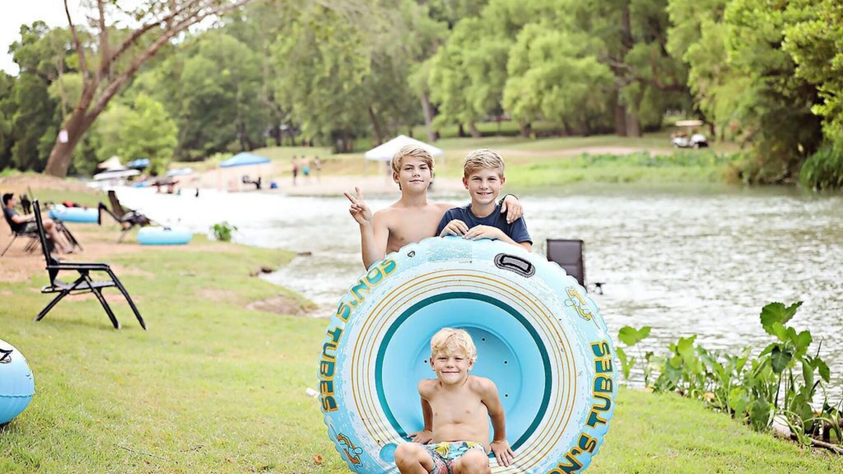 Prairie Lea Cabin | #Q Son's Blue River Camp - Glamping Cabin w/2 Queen Beds