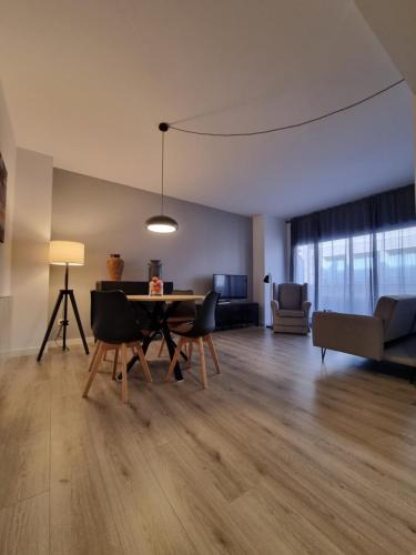 Poble Nou Apartment | QEhome - confort, parking y cargador EV en el centro de Manresa