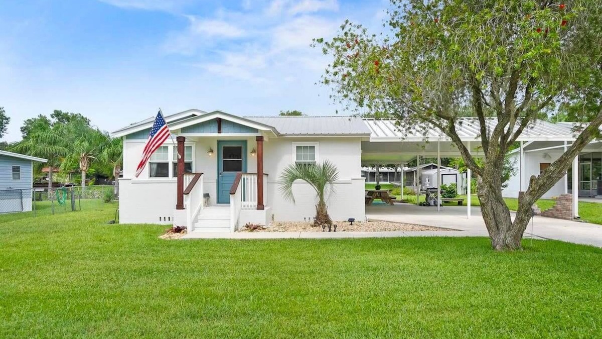 Satsuma House | Qt Cottage on Dunn's Creek, Fire Pit, Kayaks