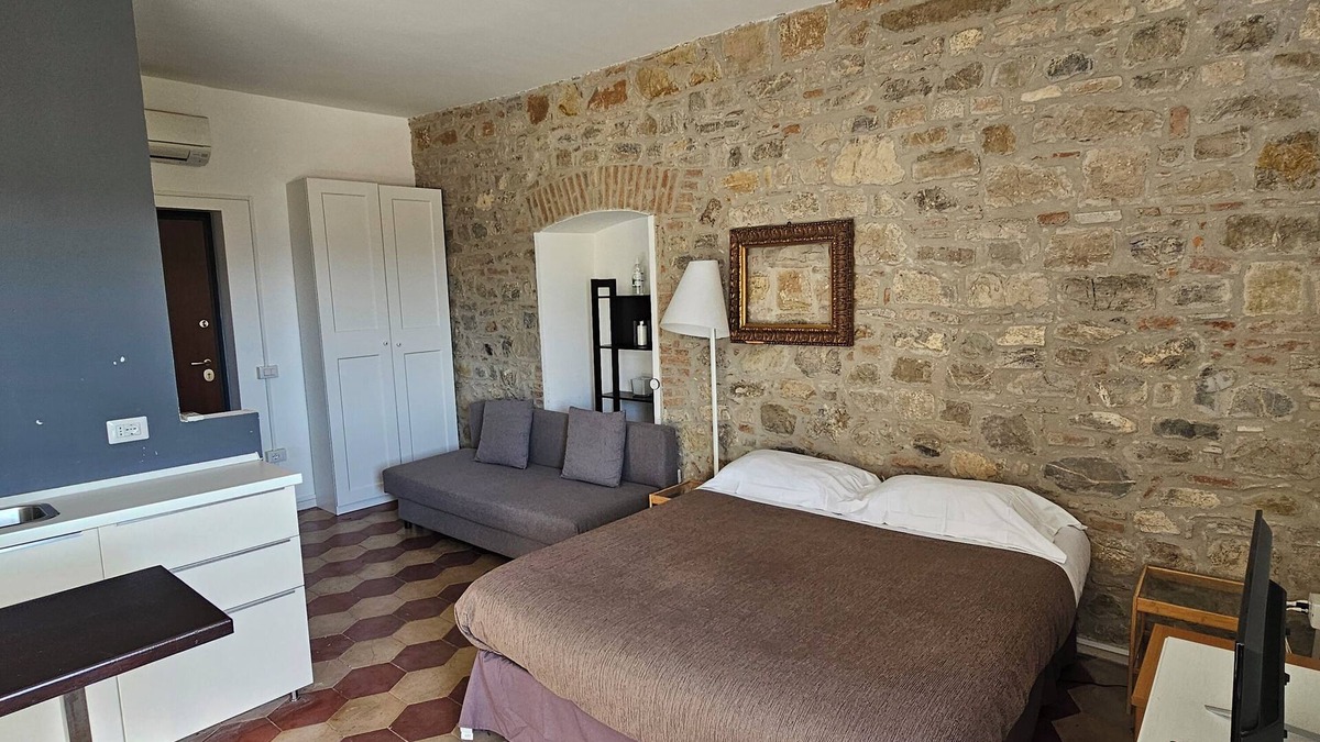 Potenza House | Quadruple Double Studio and Sofa Bed and Private Parking in Loco