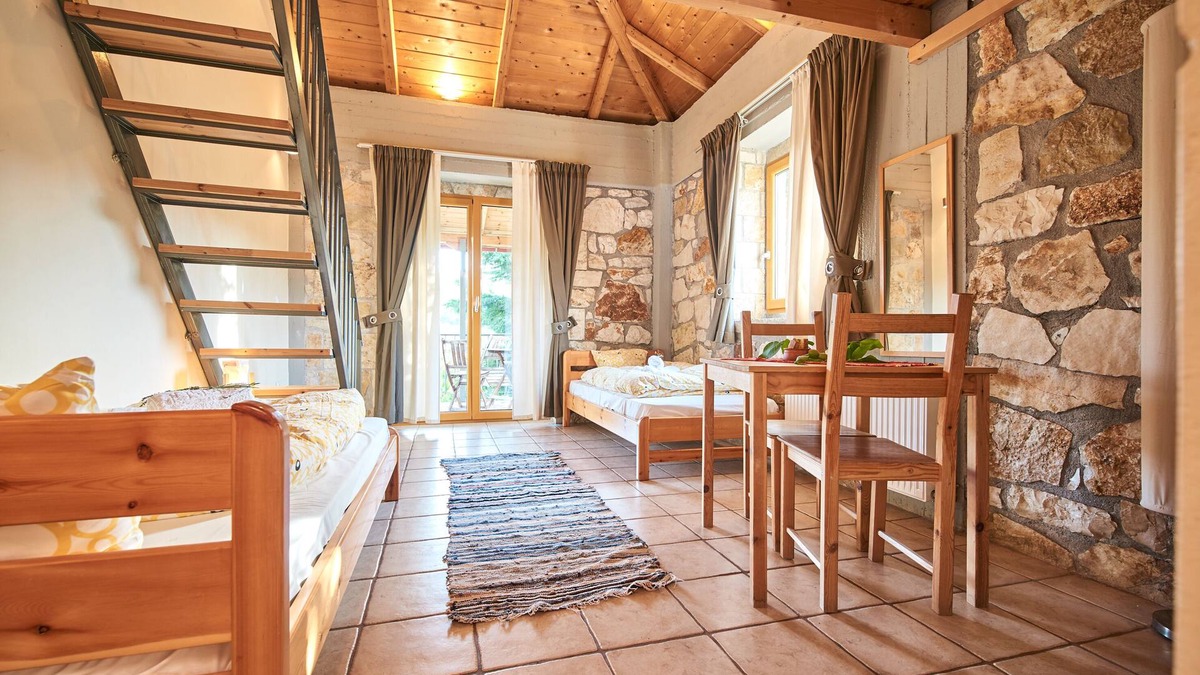 Kato Diminio House | Quadruple Room - Hostel Elisson