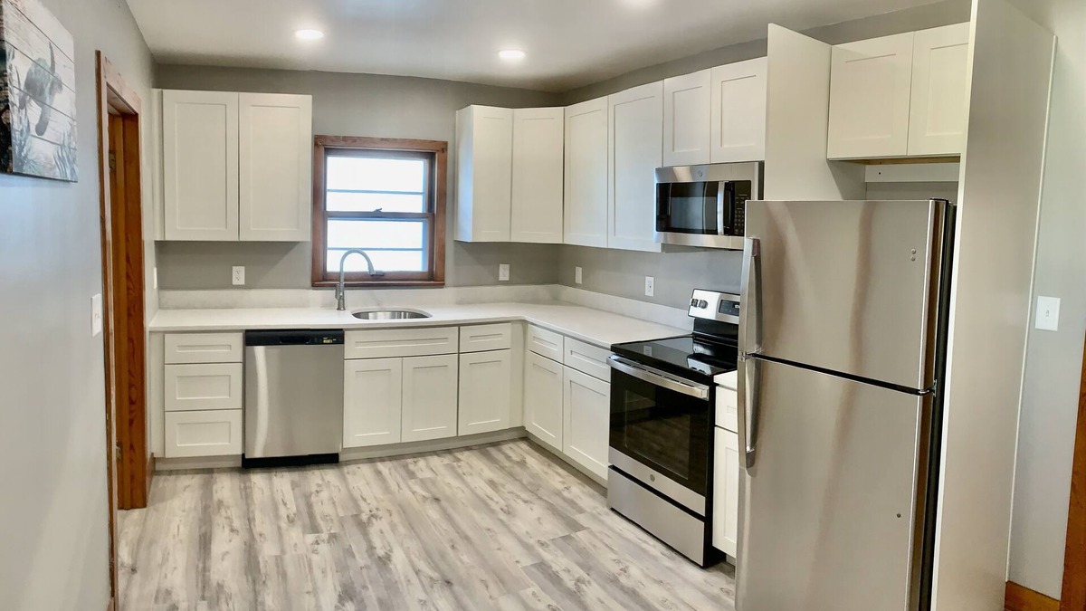 Port Clinton House | QUAINT 2BR LAKE COTTAGE 1 MINUTE WALK TO JET EXPRESS AND RESTAURANTS