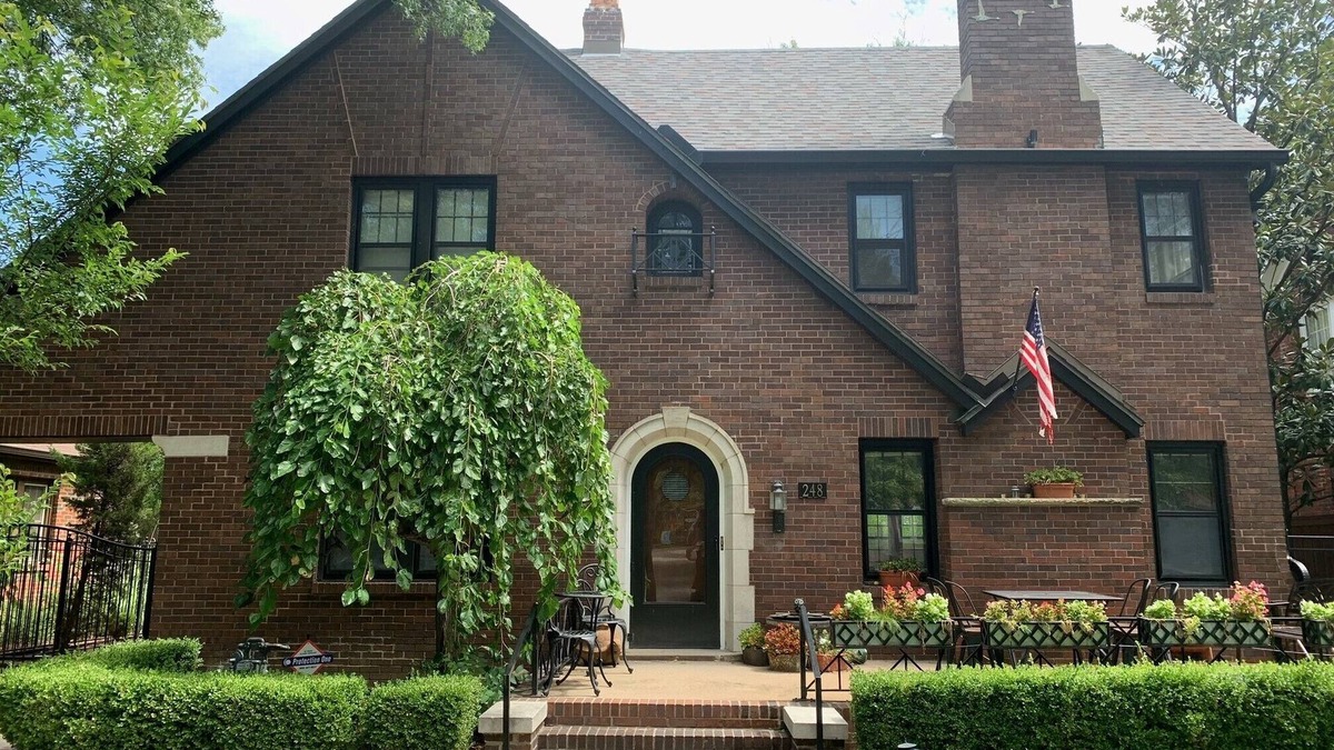 College Hill House | Quaint 4-bedroom home located in Wichita’s adorable College Hill
