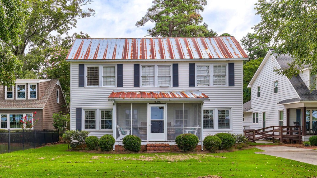 Lake Waccamaw House | Quaint 5-bedroom family lake front house in Lake Waccamaw