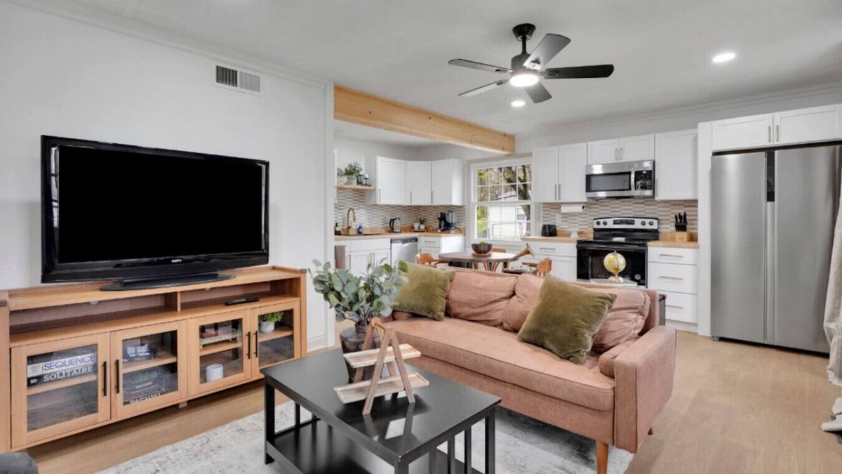 Evansville House | Quaint and Cozy Retreat!