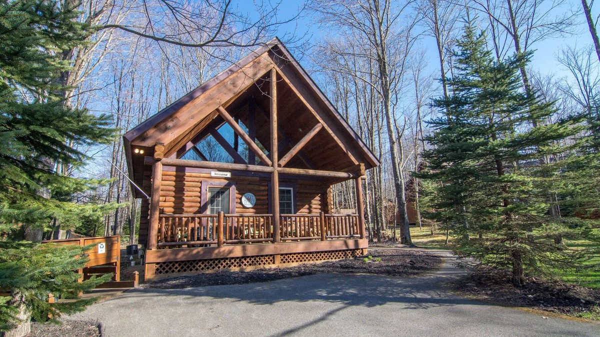Thayerville Cabin | Quaint and So Cozy Deep Creek Lake Log Cabin in Sought After Yellowstone Village