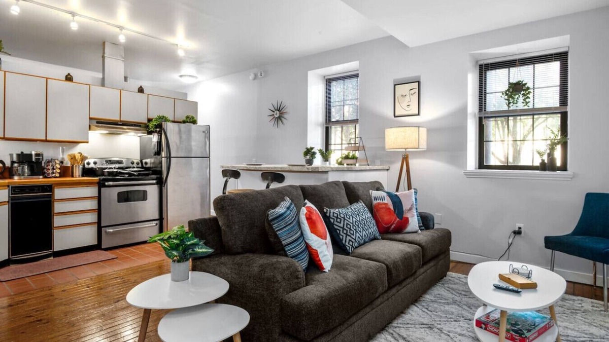 Old City Apartment | Quaint and Stylish APT with King Bed for Long Term Stay