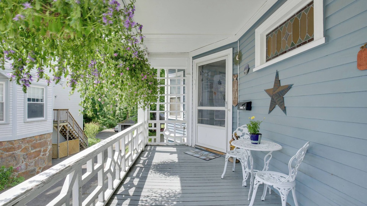 Beverly House | Quaint Beverly Townhome: Walk to Beach & Downtown!