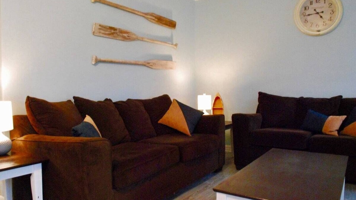 Estillfork Cottage | Quaint Blue Lake Cottage