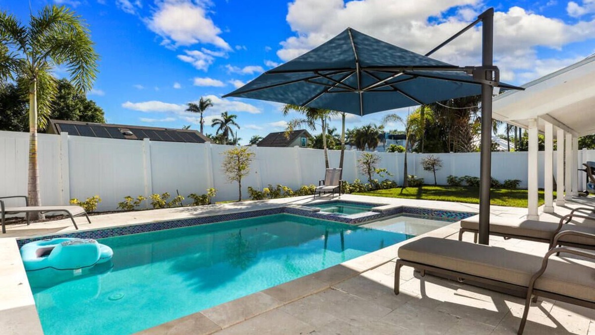 Lake Park House | Quaint Bungalow in Lake Park with Private Pool & Spa - Minutes from Beaches