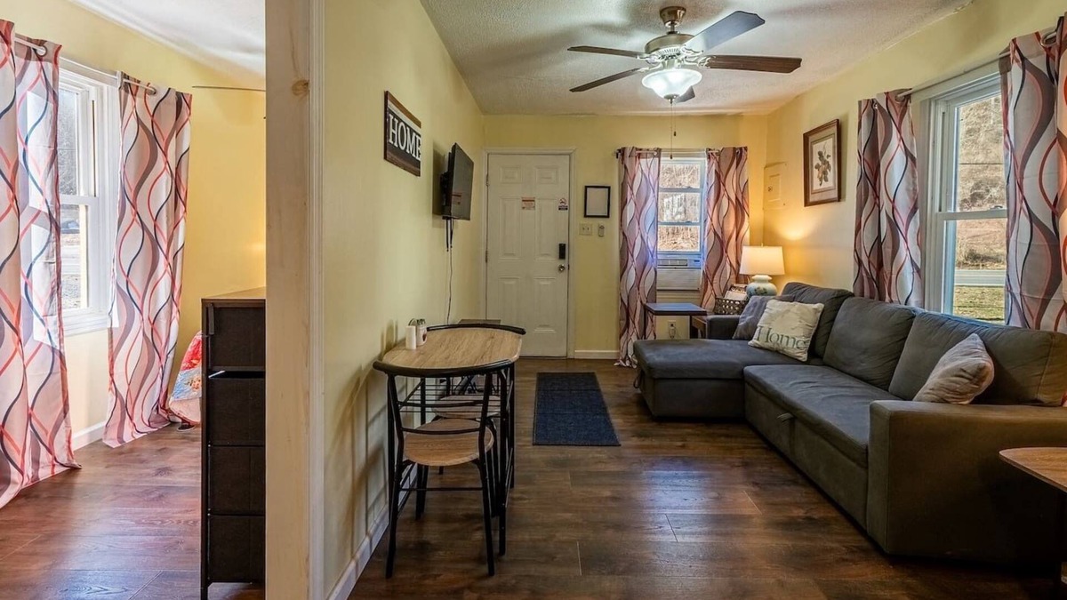 True Cabin | Quaint Cabin By The Creek Privat