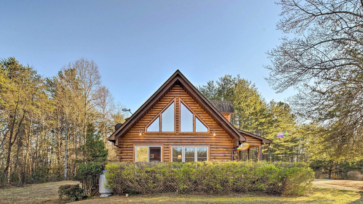Sweetbriar Farms Cabin | Quaint Cabin w/Deck & Loft: 10 Mi to Lake Lure!