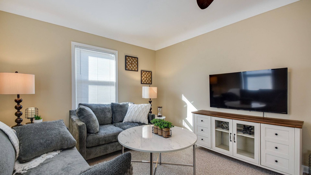 Cedar Rapids House | Quaint Cedar Rapids Home, 4 Mi to Downtown!
