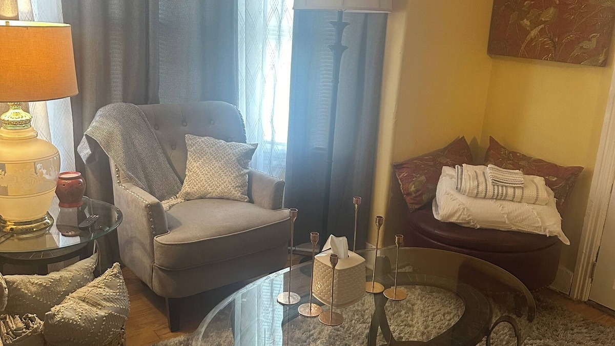 Mount Pleasant Apartment | Quaint & Charming 2 BR 1st Fl APT in Mount Pleasant near Federal Hill! Pets OK!