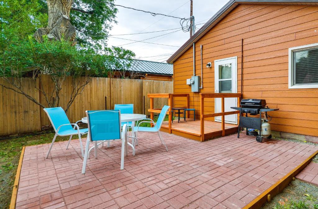 Cody House | Quaint Cody Cottage with Grill Walk to Downtown!