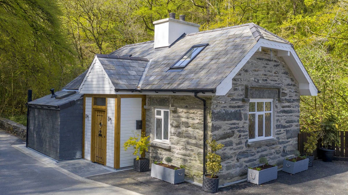 Prenteg Cottage | Quaint Cottage with Hot Tub