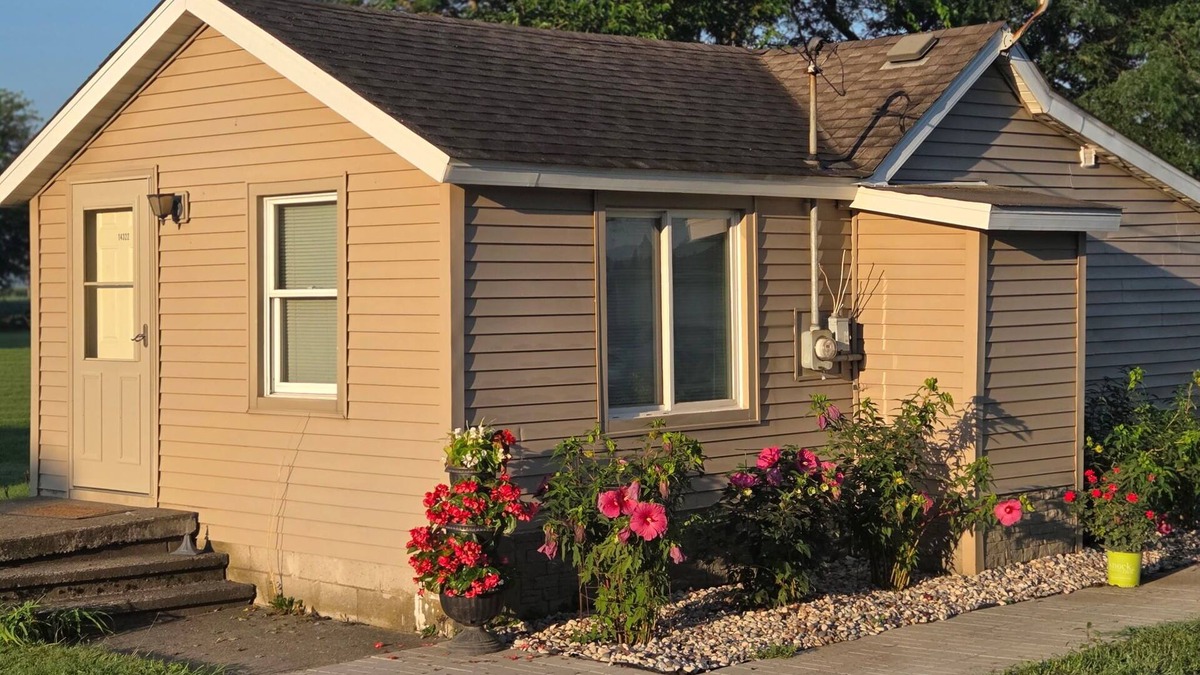 Leroy House | Quaint Country Home with Hot Tub