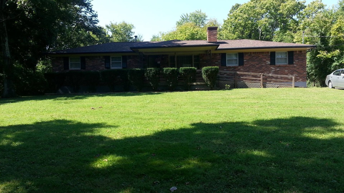 Buechel House | Quaint & Cozy 4 Bedroom/with attached garage