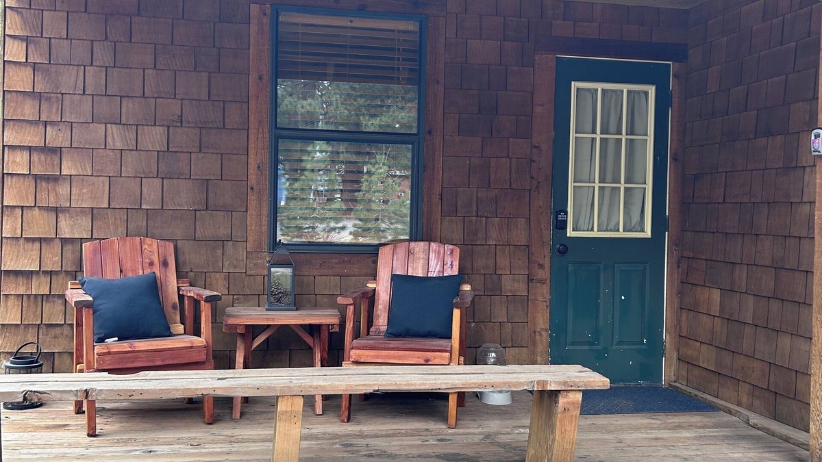 Tahoe Island Cabin | Quaint Cozy Cabin in Beautiful South Lake Tahoe Located Near The Lake and Trails