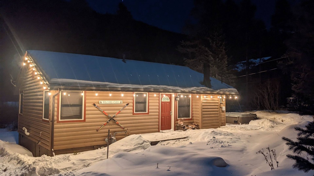 Blue River House | Quaint Dog Friendly Cabin with private sauna and hot tub 7 minutes from Breck