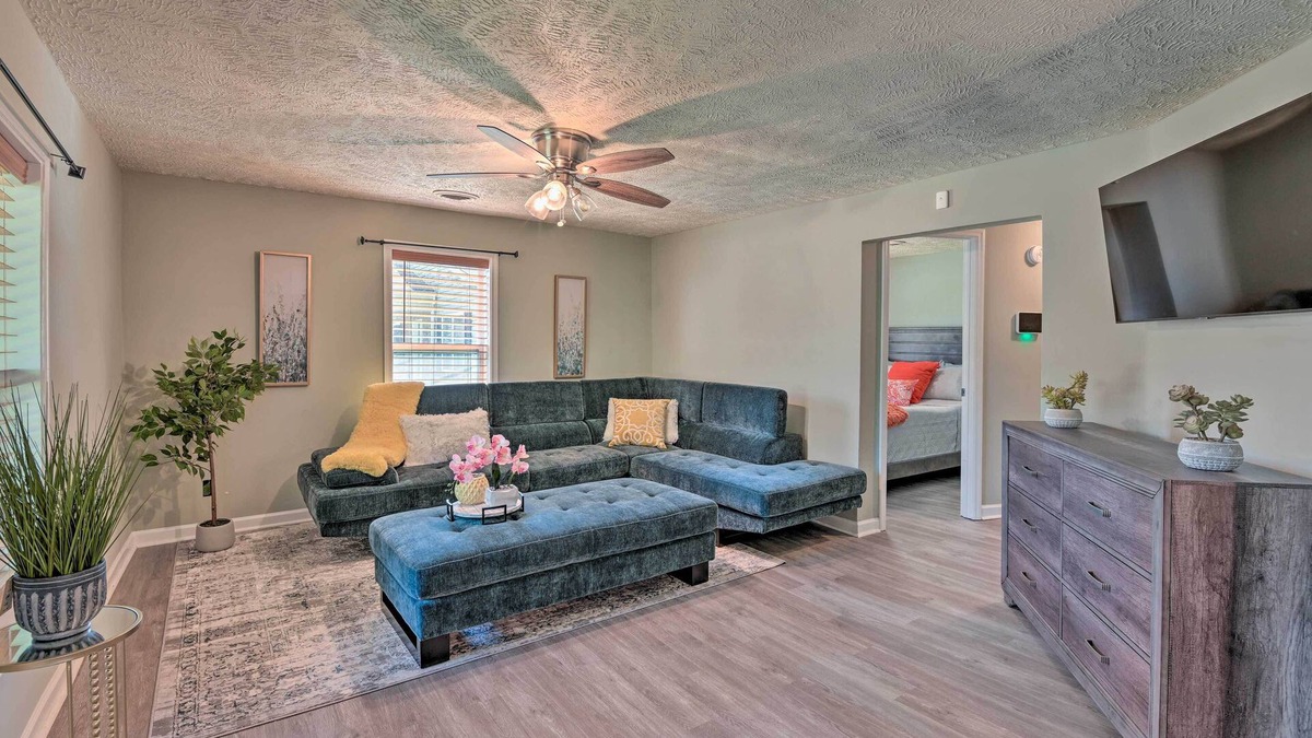 Murfreesboro Cottage | Quaint Downtown Murfreesboro Cottage w/Lush Yard