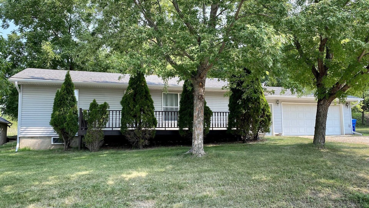 Spirit Lake House | Quaint East Lake House