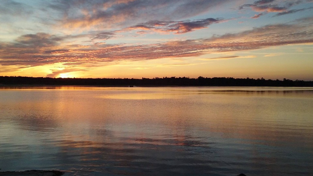 Tawas City House | Quaint Family "Up North" Cottage on Tawas Lake - catch fish, relax, sunsets!