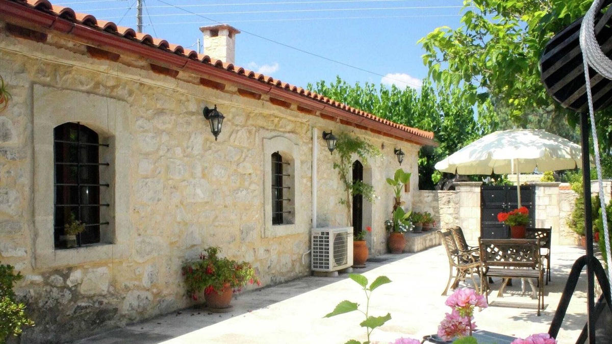Pasalites House | Quaint Holiday Home in Pasalites with Garden near Perama