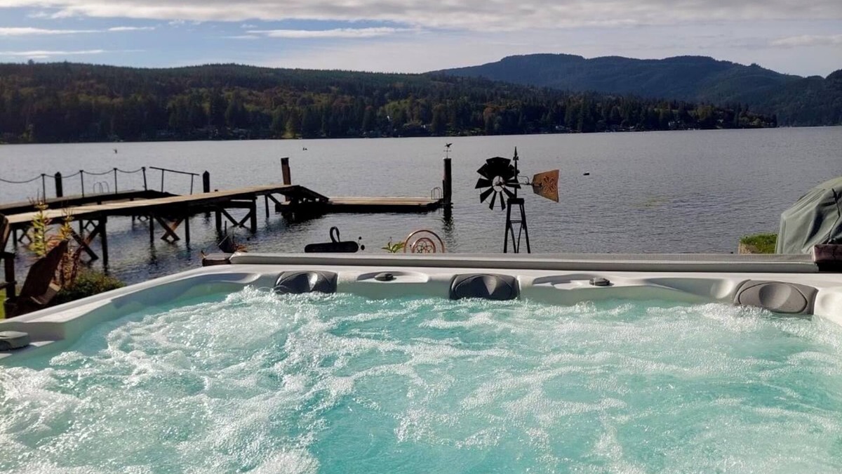 Bellingham House | Quaint Lakefront Cottage w/Hot tub In Bellingham