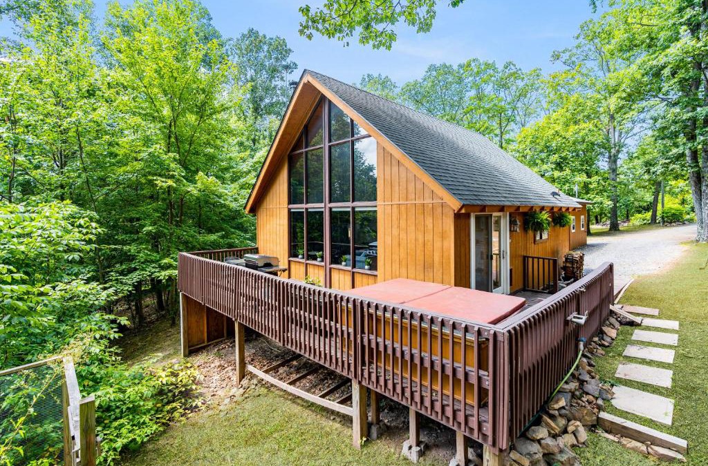 Sleepy Hollow House | Quaint Loft Cabin w Hot Tub, FirePit, Deck & Grill