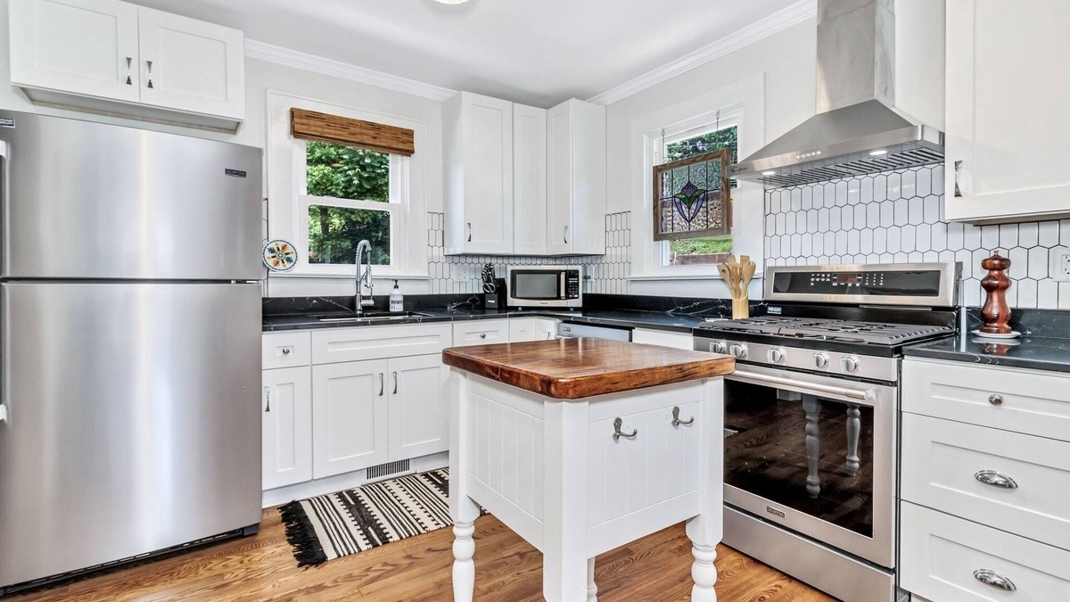 Marion House | Quaint Mill Cottage in Marion