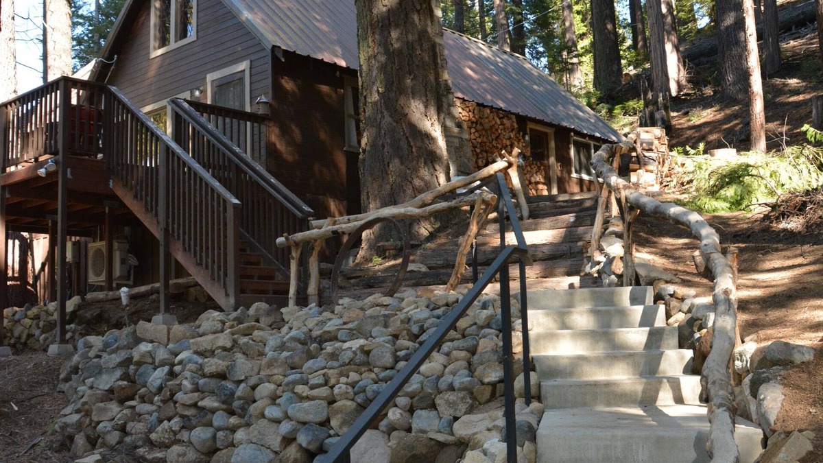 Fish Camp Cabin | Quaint Mountain Cabin at the entrance to Yosemite National Park