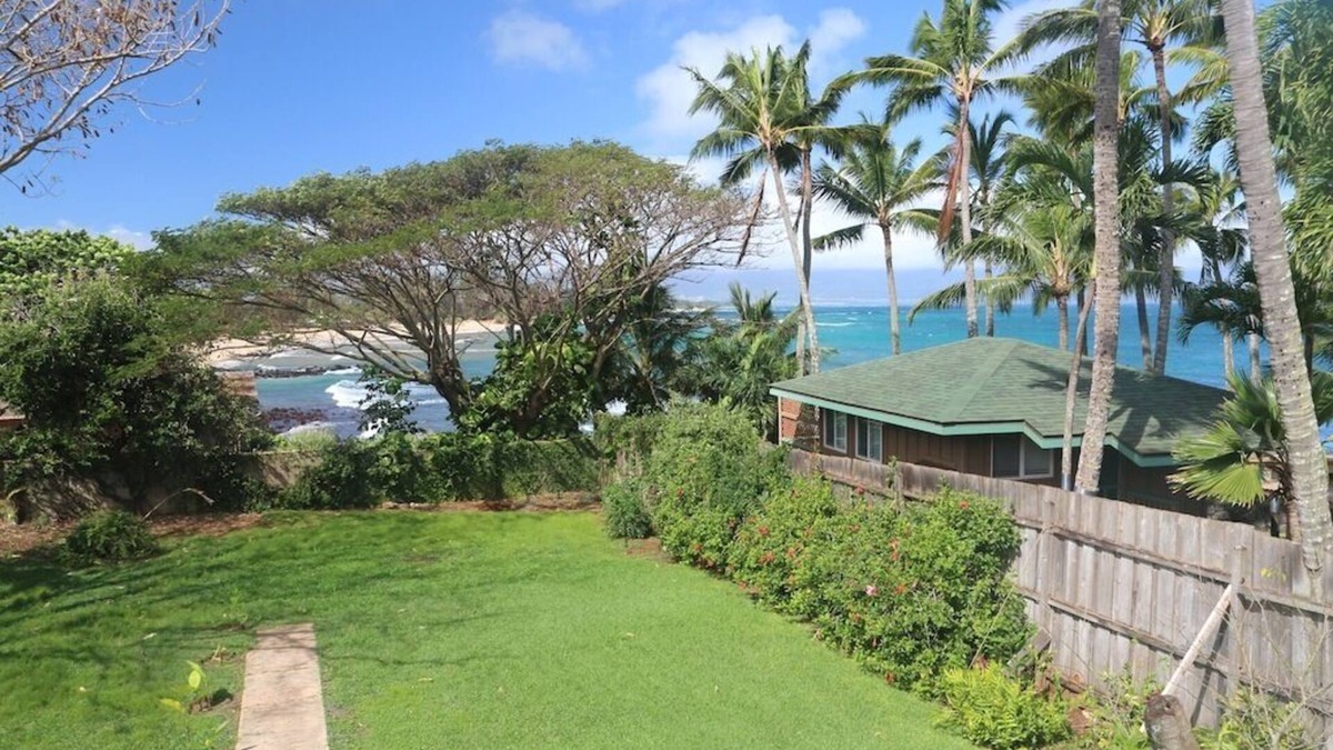 Paia Apartment | Quaint Paia Beach House with Ocean Views! Cold AC! Walk to town/beach!