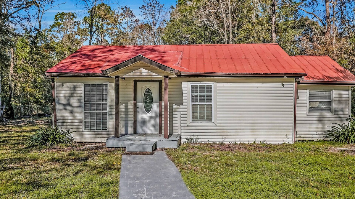 Westside House | Quaint, private stay with a large yard, private washer/dryer - snowbird friendly