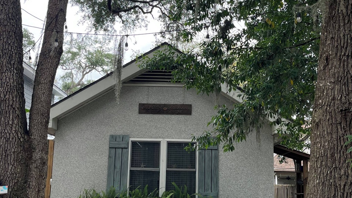Odum House | Quaint, quiet tabby cottage under the live oaks Mid Island St. Simons Near Food