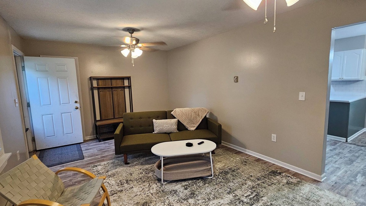 Raymond House | Quaint Rennovated 2-Bedroom close to the solar farms and Honda