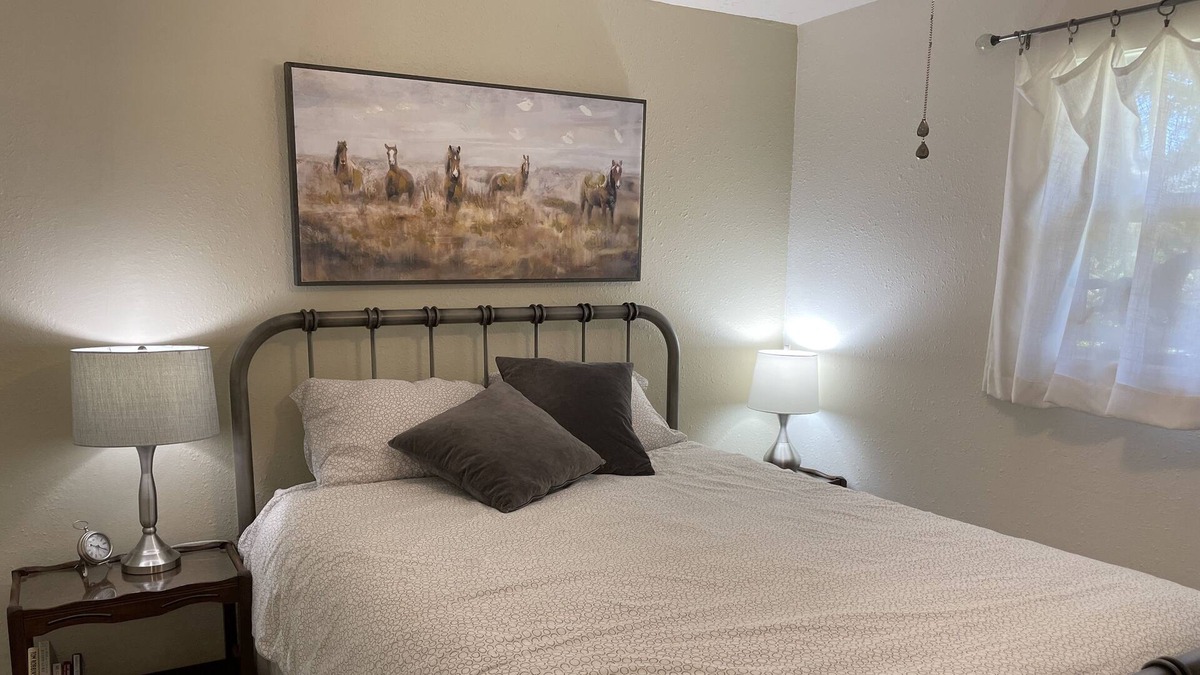 Silverton Other | Quaint Single Level Ranch with Hottub in Oregon's Garden City - Silverton