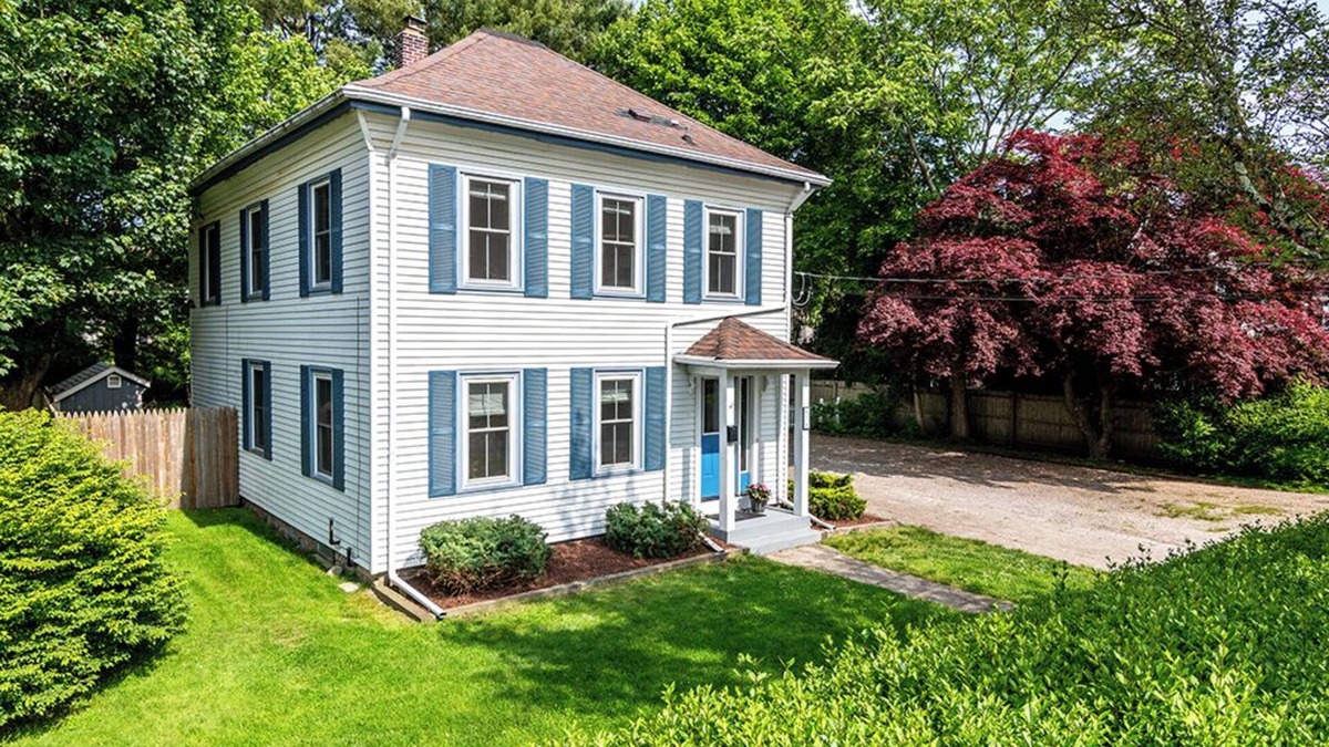 Wakefield-Peacedale House | Quaint/updated. Downtown Wakefield/shops/bike path. Narragansett Beaches 3 mi.