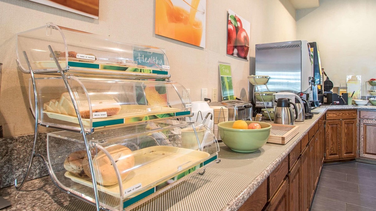 East Troy Hotel | Quality Inn & Suites East Troy I-43