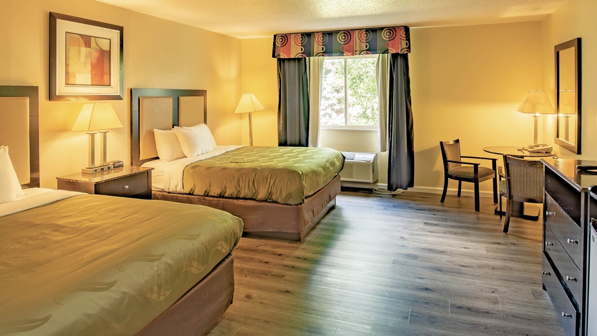 Woodstock Hotel | Quality Inn & Suites Woodstock near Lake Geneva