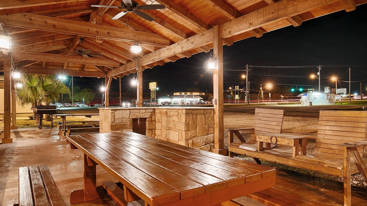 Three Rivers Hotel | Quality Inn Three Rivers