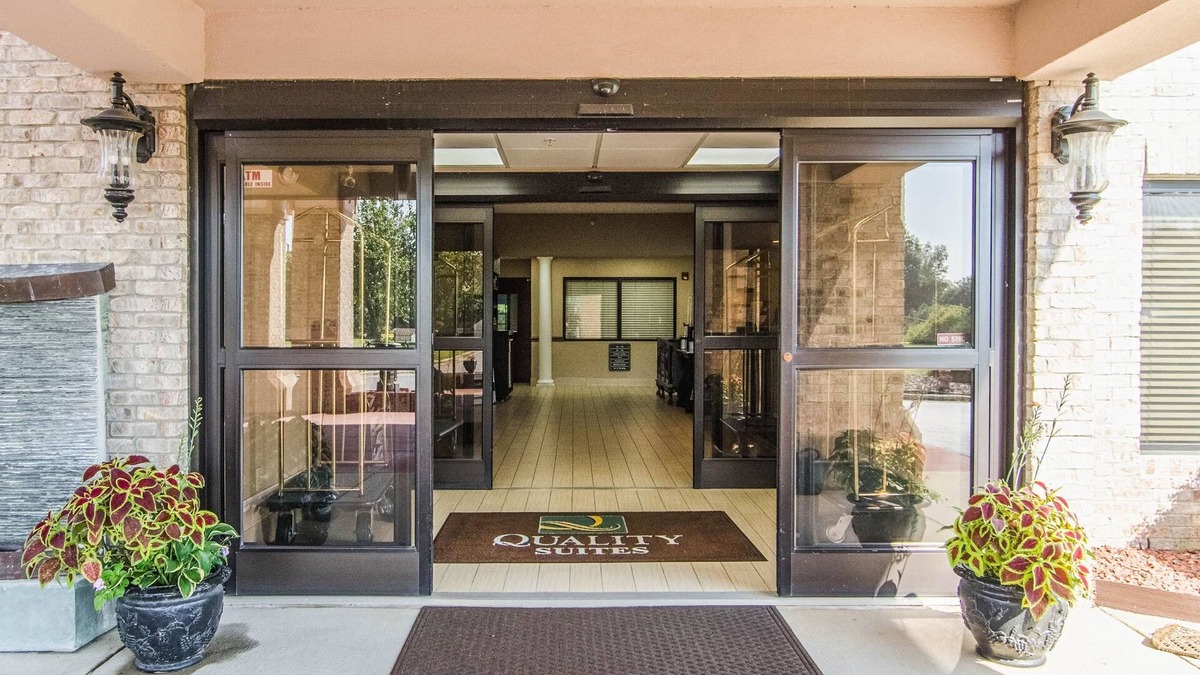 Graham Hotel | Quality Suites Graham - Burlington South