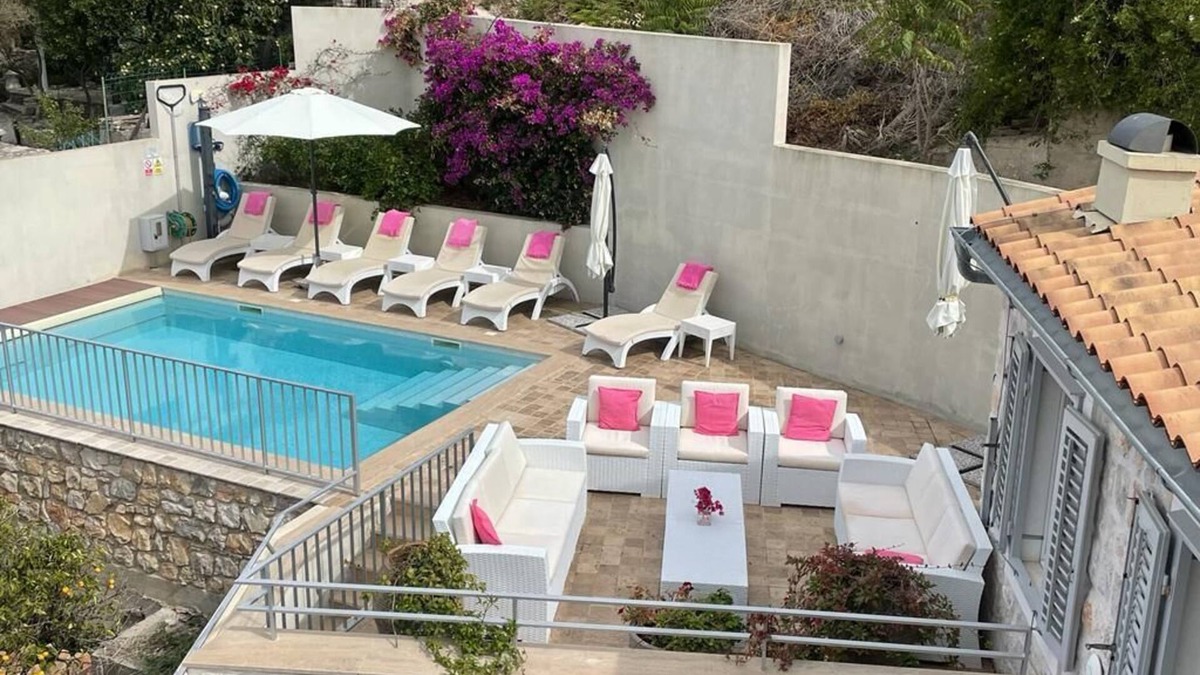 Vis Villa | QUALITY VILLA WITH STUNNING VIEWS, NEAR THE SEA, BEACHES, SHOPS, AND RESTAURANTS