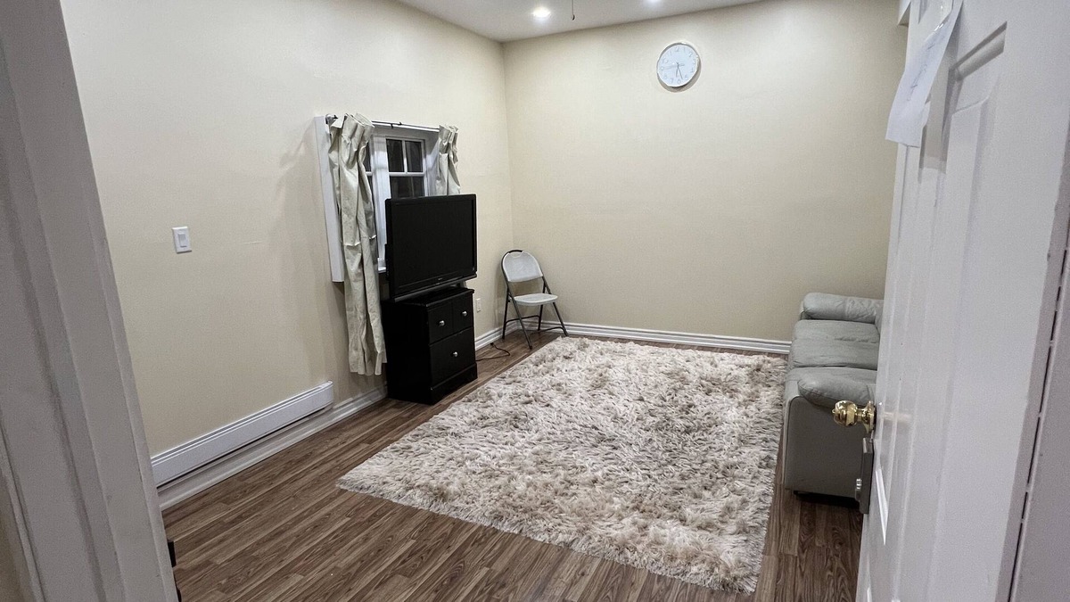York Regional Municipality Apartment | Queen Bed Apartment with Seamless Living & Kitchen
