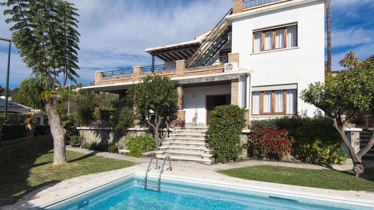 Miraflores del Palo Villa | Queen of the ocean Villa: stately style house with pool