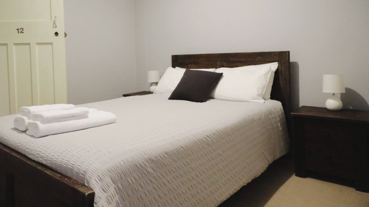 Capertee Hotel | Queen Room With Shared Bathroom